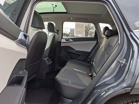 Certified 2025 Volkswagen Taos SE w/ Panoramic Sunroof Package image 10