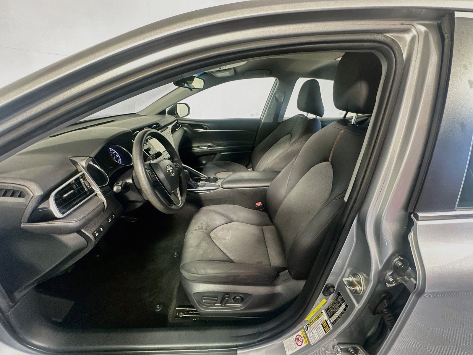 Used 2018 Toyota Camry LE FWD image 19