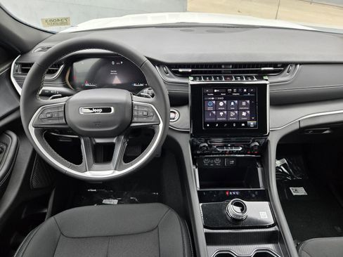 New 2025 Jeep Grand Cherokee L Laredo image 6