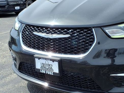 Used 2023 Chrysler Pacifica Touring-L image 36