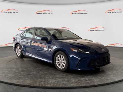 Used 2025 Toyota Camry SE FWD image 4