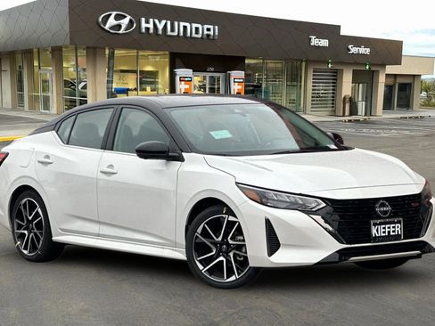 Used 2025 Nissan Sentra SR w/ SR Premium Package image 2