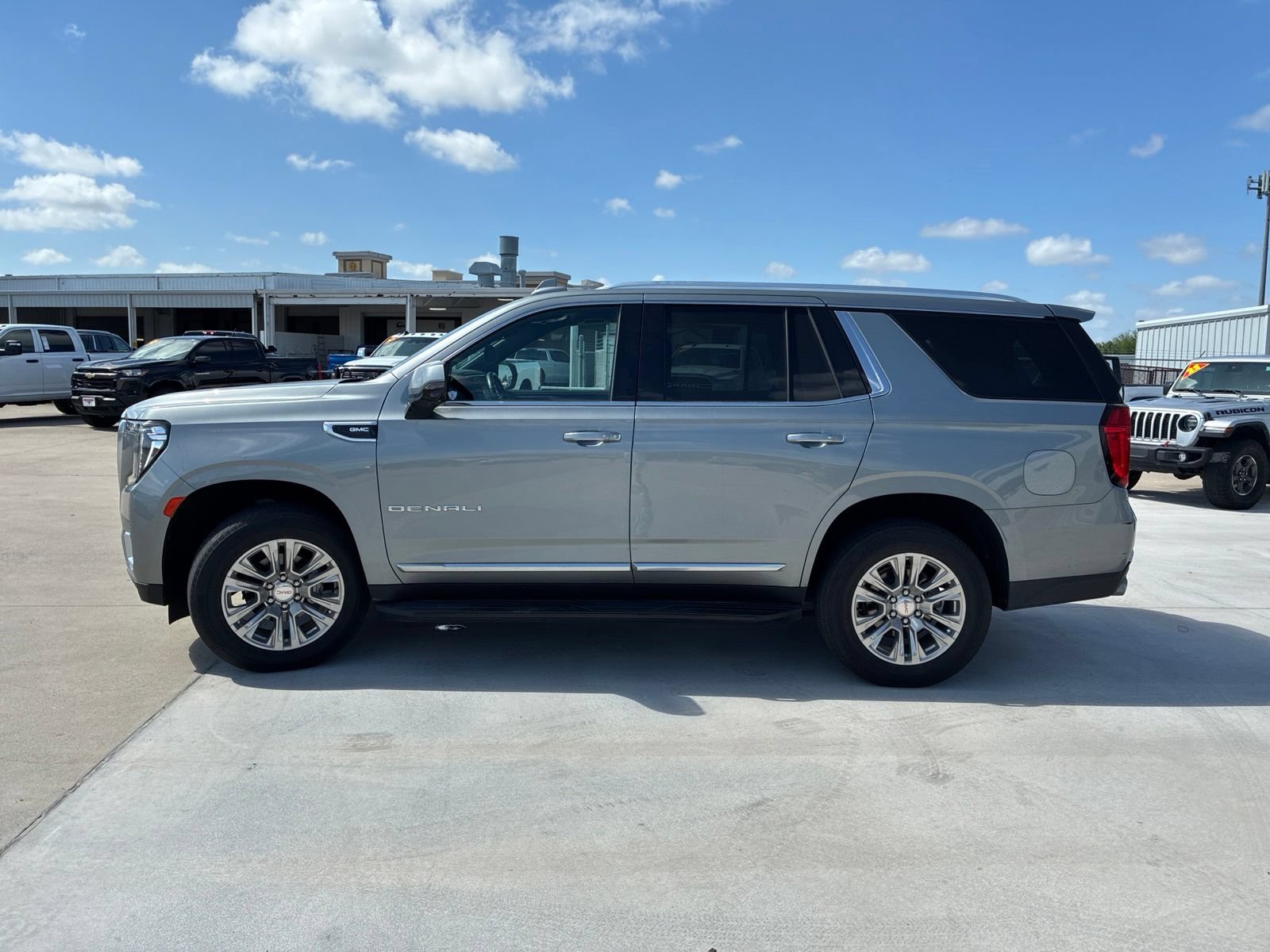Used 2023 GMC Yukon Denali RWD image 6
