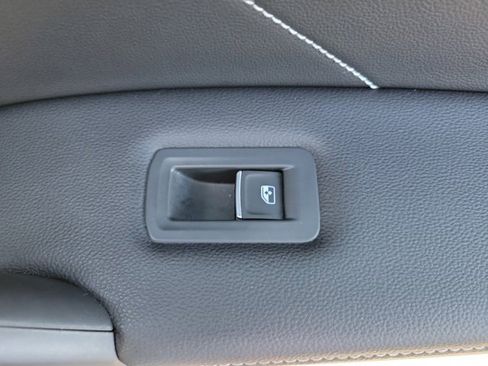 Used 2023 Volkswagen Tiguan SE R-Line image 9