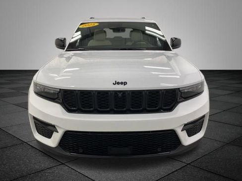 Used 2025 Jeep Grand Cherokee Limited w/ Luxury Tech Group II image 4