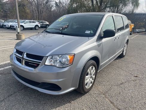 Used 2018 Dodge Grand Caravan SE image 3
