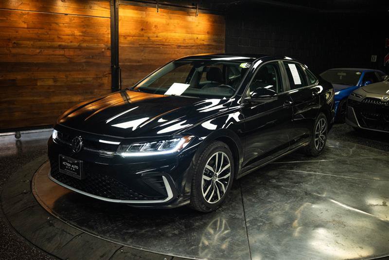 Used 2025 Volkswagen Jetta SE FWD image 2