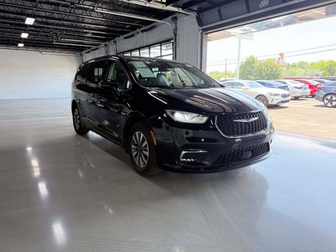 Used 2024 Chrysler Pacifica Limited FWD image 8