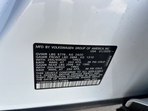 Certified 2025 Volkswagen Atlas Cross Sport SE w/ Panoramic Sunroof Package image 32