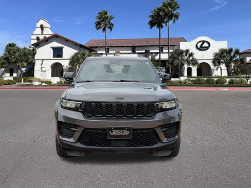 Used 2023 Jeep Grand Cherokee Altitude RWD image 6