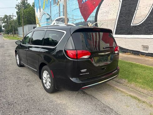 Used 2019 Chrysler Pacifica Touring-L FWD image 5