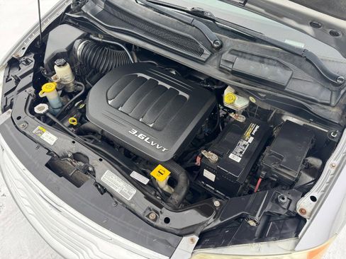 Used 2013 Chrysler Town & Country Limited image 24