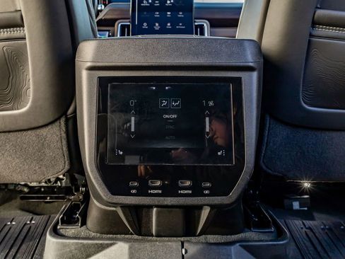 Used 2025 GMC Yukon Denali Ultimate image 34