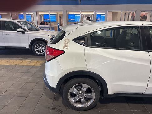 Used 2017 Honda HR-V LX image 8