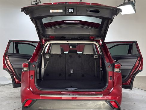 Certified 2023 Toyota Highlander XLE image 16