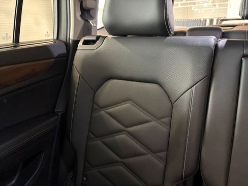 Used 2025 Volkswagen Atlas SE image 39