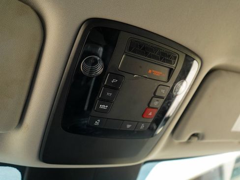 Used 2025 Kia Carnival FWD image 12
