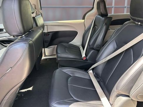 Used 2024 Chrysler Pacifica Limited FWD image 24