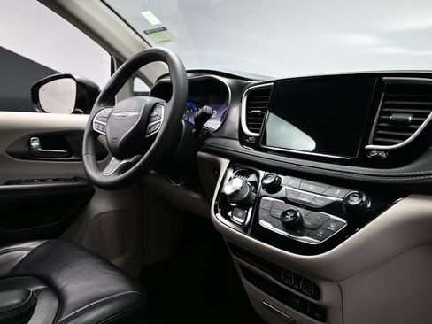 Certified 2022 Chrysler Pacifica Touring-L AWD/4WD image 15