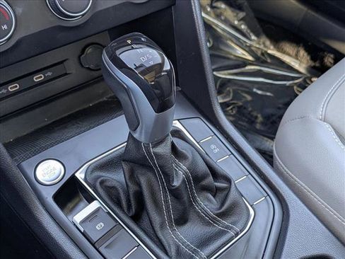 Used 2022 Volkswagen Taos SE image 12