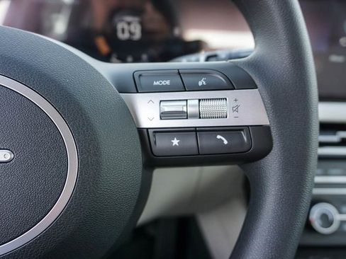 Certified 2025 Hyundai Tucson SE image 19