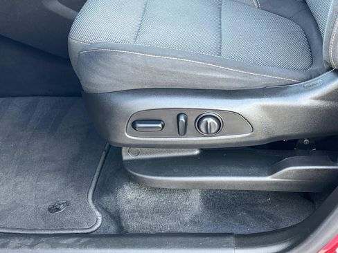 Used 2021 Chevrolet Traverse LT image 17