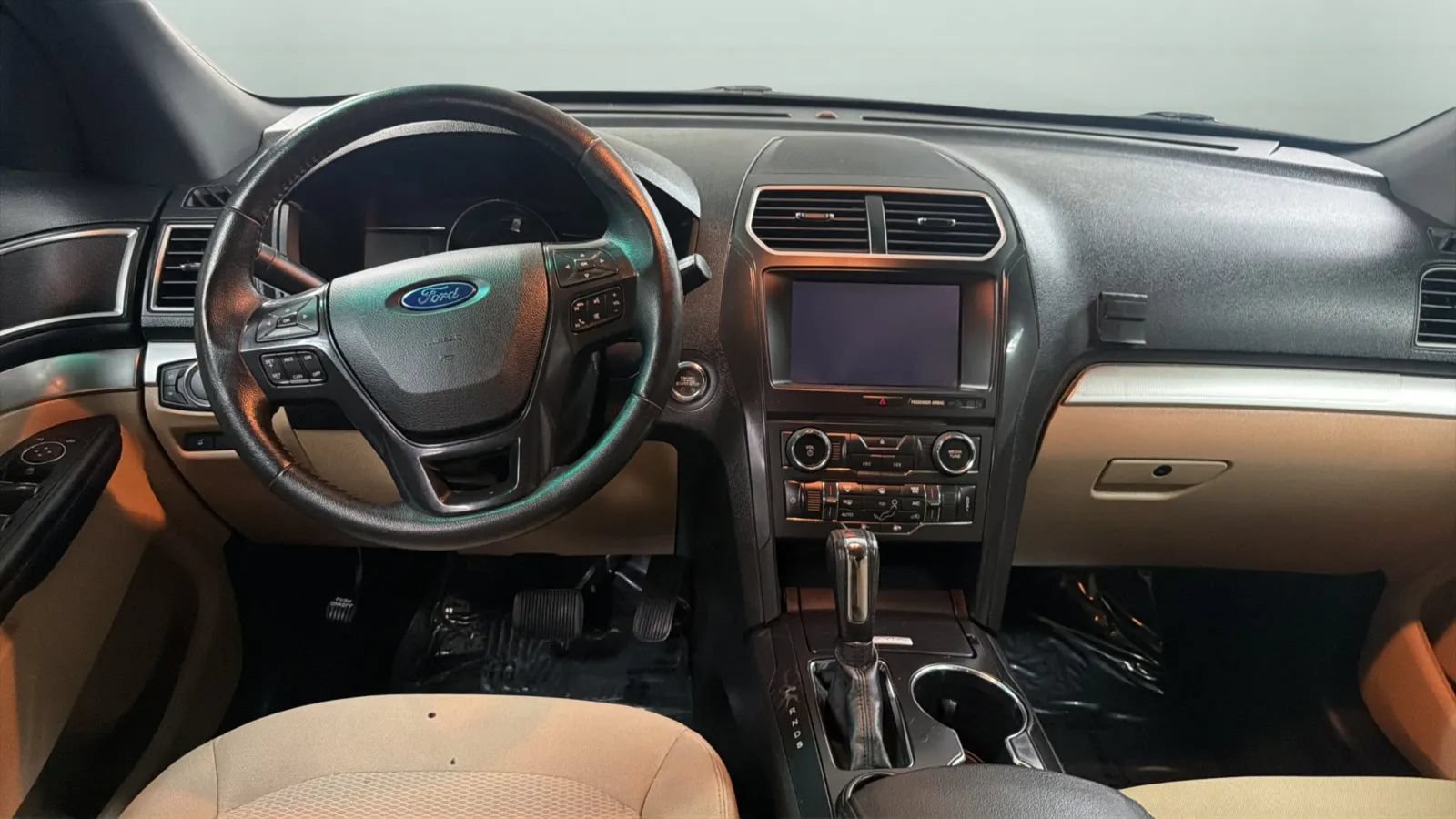 Used 2017 Ford Explorer XLT w/ Equipment Group 201A FWD image 10
