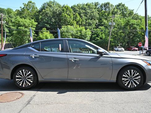 Used 2024 Nissan Altima 2.5 SV FWD image 6