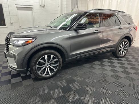 Used 2025 Ford Explorer ST-Line AWD/4WD image 3