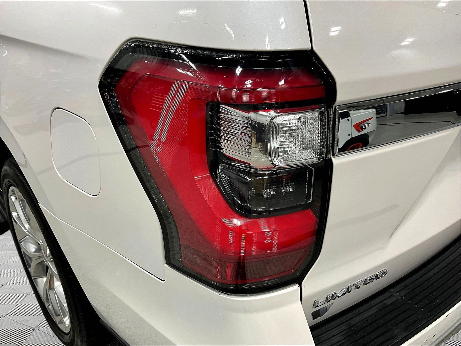 Used 2019 Ford Expedition Limited w/ Equipment Group 302A AWD/4WD image 23