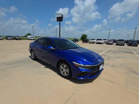 Used 2025 Hyundai Elantra SE FWD image 5