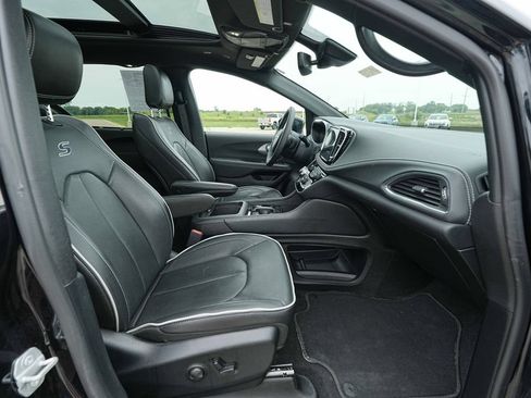Used 2025 Chrysler Pacifica Limited FWD image 21
