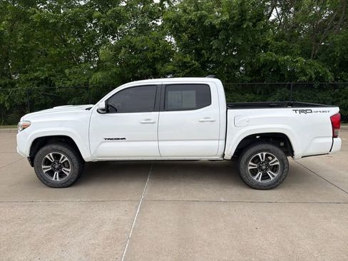 Used 2017 Toyota Tacoma TRD Sport w/ Tow Package image 2