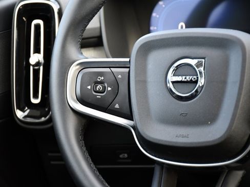 Used 2025 Volvo XC40 B5 Plus image 21