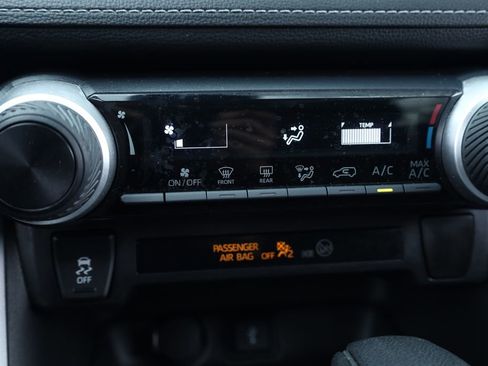 Used 2021 Toyota RAV4 LE image 8