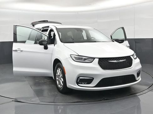 Used 2026 Chrysler Pacifica Select FWD image 55