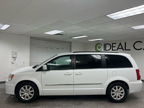 Used 2016 Chrysler Town & Country Touring image 8