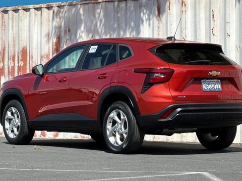 Used 2024 Chevrolet Trax LS w/ LS Convenience Package FWD image 6