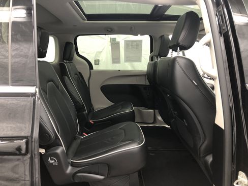 Certified 2024 Chrysler Pacifica Limited w/ Trailer Tow Group image 12