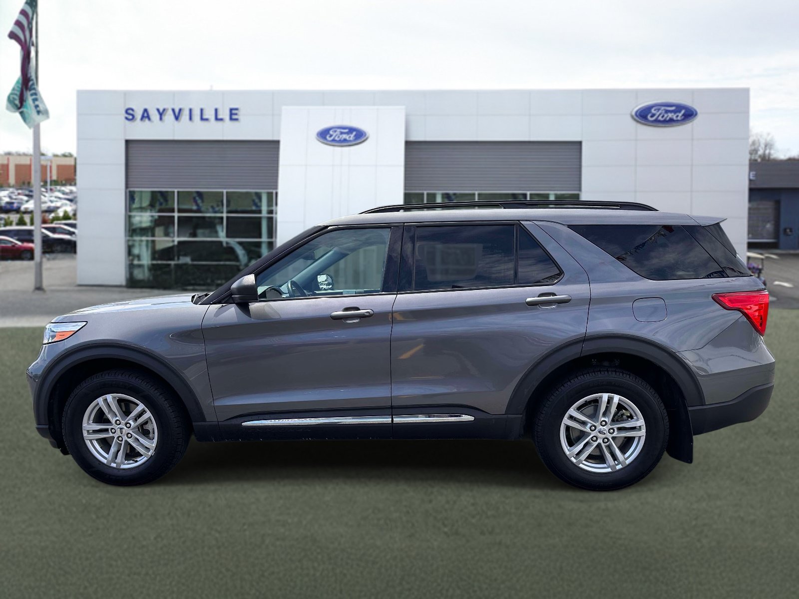 Used 2023 Ford Explorer XLT w/ Equipment Group 202A AWD/4WD image 2