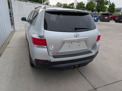 Used 2012 Toyota Highlander SE w/ Tow Pkg FWD image 14