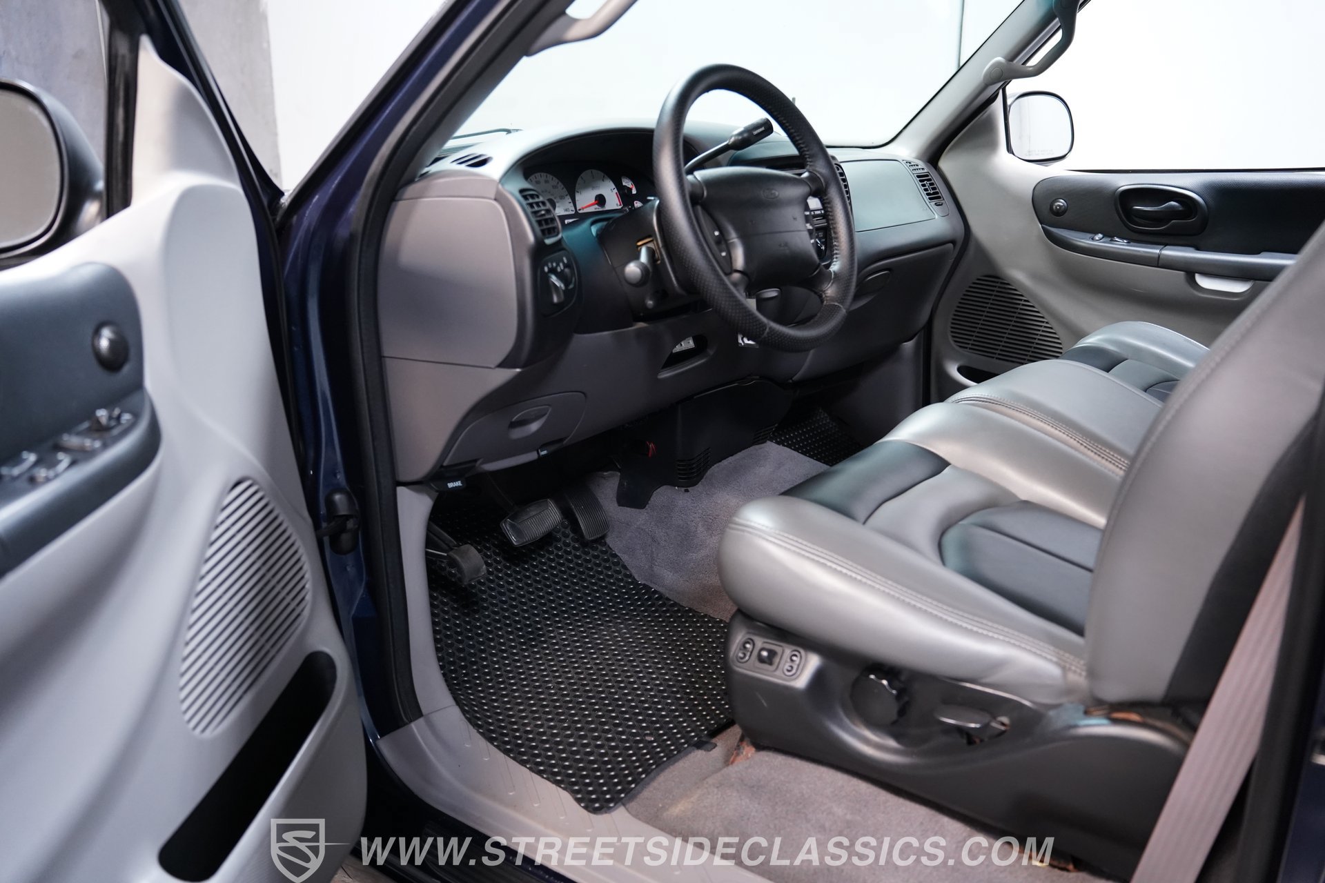 Used 2002 Ford F150 Lightning RWD image 4
