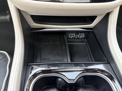Used 2023 Chrysler Pacifica Limited FWD image 32