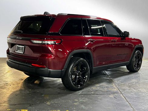 Used 2023 Jeep Grand Cherokee Altitude AWD/4WD image 3