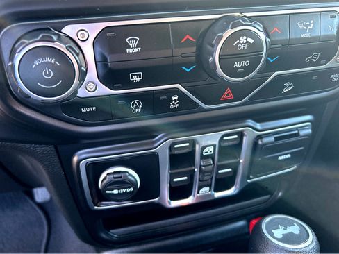 Used 2020 Jeep Wrangler Unlimited Sahara image 23