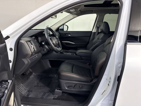 Certified 2025 Nissan Pathfinder Platinum w/ Black Appearance Package AWD/4WD image 5