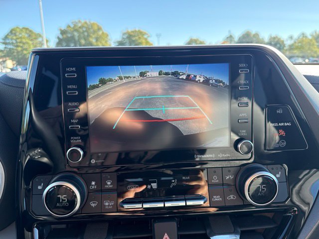 Used 2020 Toyota Highlander XLE AWD/4WD image 35