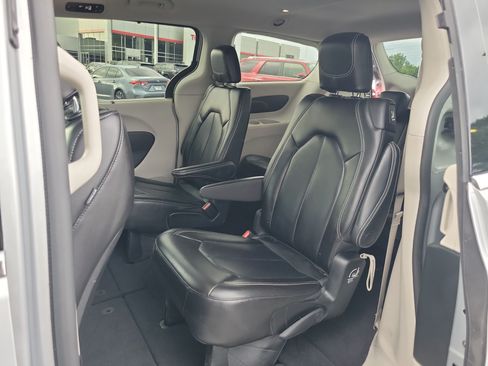 Used 2023 Chrysler Pacifica Touring-L FWD image 11