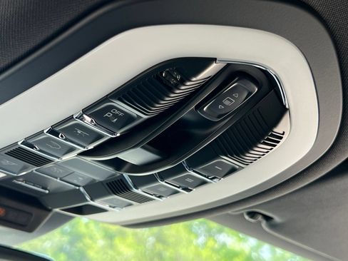 Certified 2026 Porsche Macan Turbo AWD/4WD image 38