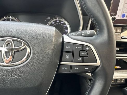 Used 2023 Toyota Highlander XLE AWD/4WD image 25
